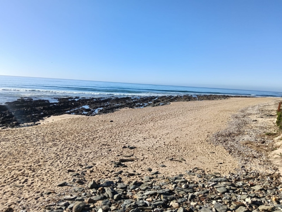 6 Bedroom Property for Sale in Wavecrest Eastern Cape